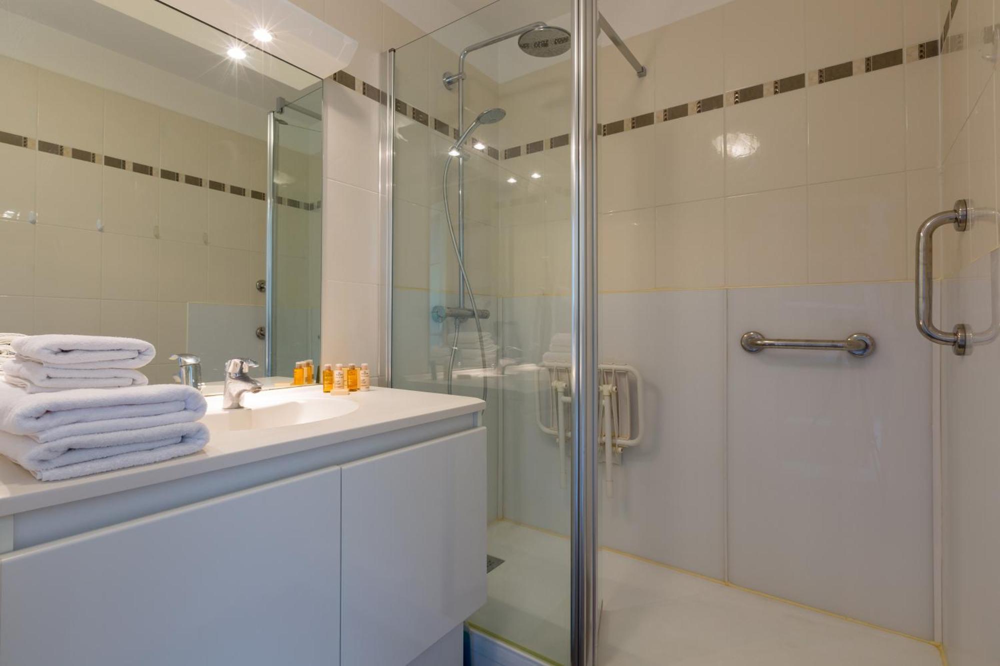 Apartment Veeve - A Pop Of Colour