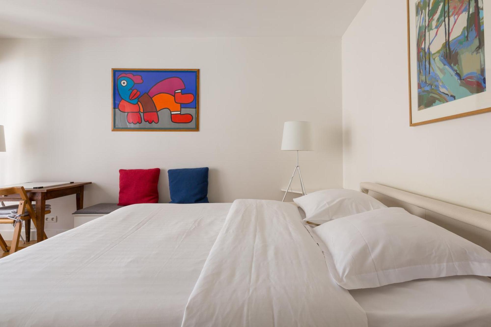 Apartment Veeve - A Pop Of Colour Paris